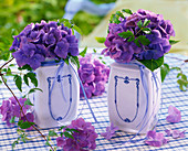 Blaue Hydranga (Hortensien) in Dosen aus Porzellan mit blau - weißem Muster