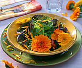 Salat aus Lactuca (Salat), Blüten und Blütenblättern von Calendula