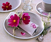 Napkin decoration with decorative basket and grasses on plate