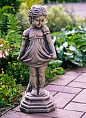 Kleine Mädchenfigur auf der Terrasse