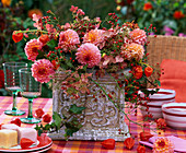 Strauß aus Dahlia (Dahlien), Hagebutten, Hydrangea (Hortensien), Clematis