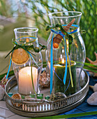 Windlichter mit Muscheln und Spartina (Goldleistengras) auf Tablett, Glaslinse