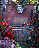 Halbrunder Wandbrunnen mit Wasserspeier 'Löwenkopf'