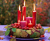 Wreath with autumn leaves from blackberries (3/3)