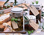 Gläser mit eingelegten Oliven