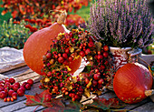 Kranz aus Malus (Zieräpfeln), Hagebutten, Hydrangea (Hortensien), Dianthus