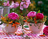 Kleine Sträuße aus Rosa (Rosen), Foeniculum (Fenchel), Capsicum