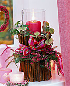 Windlicht mit Mantel aus Zweigen dekoriert mit Hydrangea (Hortensien), Calluna