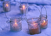 Screw-top glasses as lanterns with frost optics - spray in the snow
