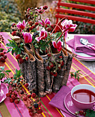 Gesteck aus Cyclamen (Alpenveilchen) und Rubus (Brombeeren)