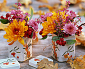 Kleine Sträuße aus Chrysanthemum (Herbstchrysanthemen), Erica (Glockenheide)