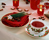 Weihnachtliche Tischdeko mit roten Kerzen in Glastöpfen
