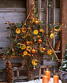 Stern aus Stäben dekoriert mit Citrus (getrockneten Orangenscheiben), Hedera