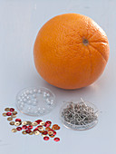 Oranges decorated with sequins (1/3)