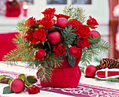 Strauß aus Rosa (Rosen), Pseudotsuga (Douglasie), Weihnachtsbaumkugeln