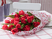Tulipa (Tulpen) in rot-weißem Herzchenpapier