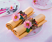 Napkin rings made of folded paper with Primula (primroses)