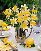 Strauß aus Narcissus (Narzissen) in silberner Kanne, Osterei, Besteck
