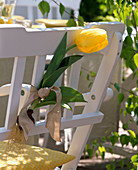 Tischdekoration mit gelben Tulpen