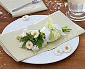Napkin decoration with a small bouquet from Bellis, Muscari