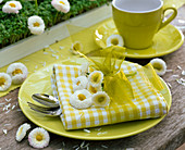 White-green table decoration with daisies and cress