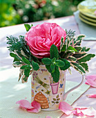 Kleiner Strauß mit Rosa (Rose), Salvia (Salbei), Artemisia (Wermut)