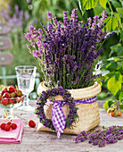 Strauß aus Lavandula (Lavendel) in Korb, dekoriert mit Lavendelkranz