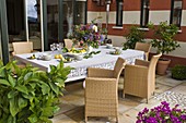 Terrasse mit großem Tisch und Korbsesseln, Citrus