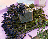 Strauß aus getrocknetem Lavandula (Lavendel), Lavendelseife