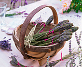 Lavendelflaschen aus getrocknetem Lavandula (Lavendel) in Korb