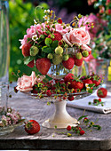 Fragaria (Erdbeeren, Walderdbeeren) und Rosa (Rosen) in Etagere