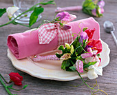 Small Lathyrus odoratus bouquet, rolled up napkin