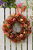 Wreath made of malus (apple), roses (rosehip), clematis vitalba