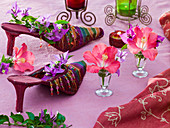 Dekoschuhe mit Bougainvillea, kleine Gläschen mit Hibiscus-Blüten