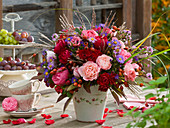 Herbststrauß: Rosa (Rosen, Hagebutten), Aster (Herbstastern)