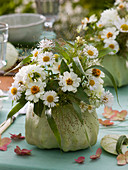weiße Tischdeko mit Cucurbita (Zierkürbis) als Vase : Zinnia