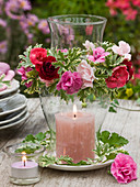 Windlicht mit Kranz aus Dianthus (Nelken) und Blättern von Pelargonium