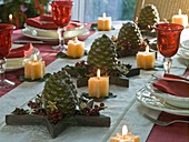 Weihnachtliche Tischdeko mit Pinus (Pinienzapfen) auf Holzsternen