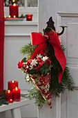 Weihnachtstüte gefüllt mit Zimtsternen, Christbaumkugeln und Cyclamen
