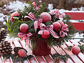 Weihnachtlicher Strauß mit Abies (Tanne), Pinus (Seidenkiefer)