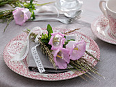 Tischdeko mit Marienglockenblumen