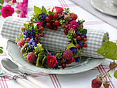 Herb berry wreath as napkin deco