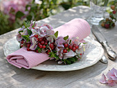 Kleiner Kranz aus Hydrangea (Hortensien-Blüten), Ribes (Johannisbeeren)