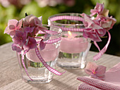 Kleine Gläser mit Hydrangea (Hortensienblüten), Schleifenband