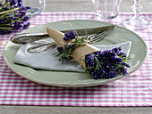 Kleiner Strauß von Lavandula (Lavendel) in Tüte aus Papier