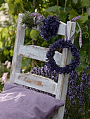Strauß und Kranz aus Lavandula (Lavendel) an Stuhllehne aufgehängt