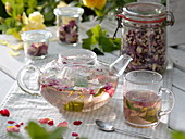 Tee aus Rosa (Rosenblütenblättern) und Mentha (Minze)