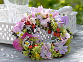 Late summer wreath: Lathyrus (sweet pea), Malva (mallow), Alchemilla