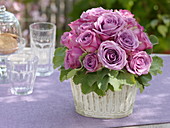 Biedermeier-Strauß aus violetten, duftenden Rosen