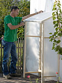 Selbstgebauter Regenschutz für Tomaten auf der Terrasse 1/2